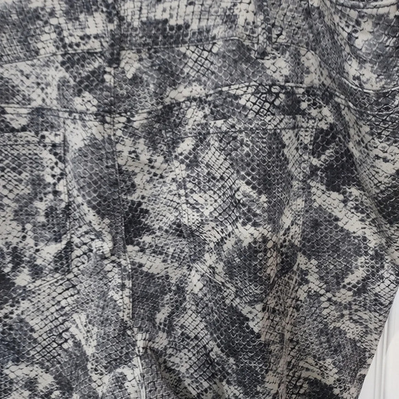 Torrid Jegging - Super Stretch Grey Snakeskin Print in Size 28R - Picture 11 of 16